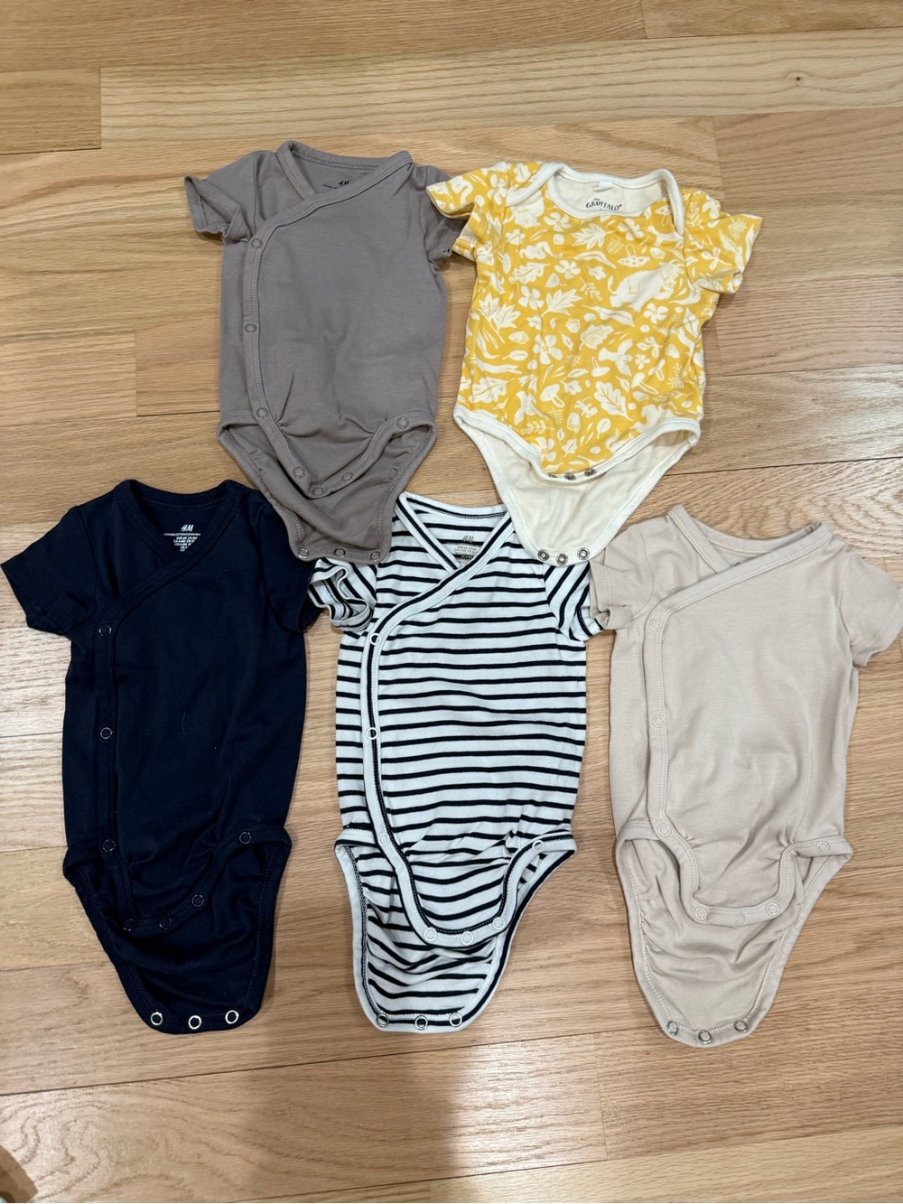 Set of 5 gender neutral Baby One-Piece Bodysuits & leggings - 3-6mo